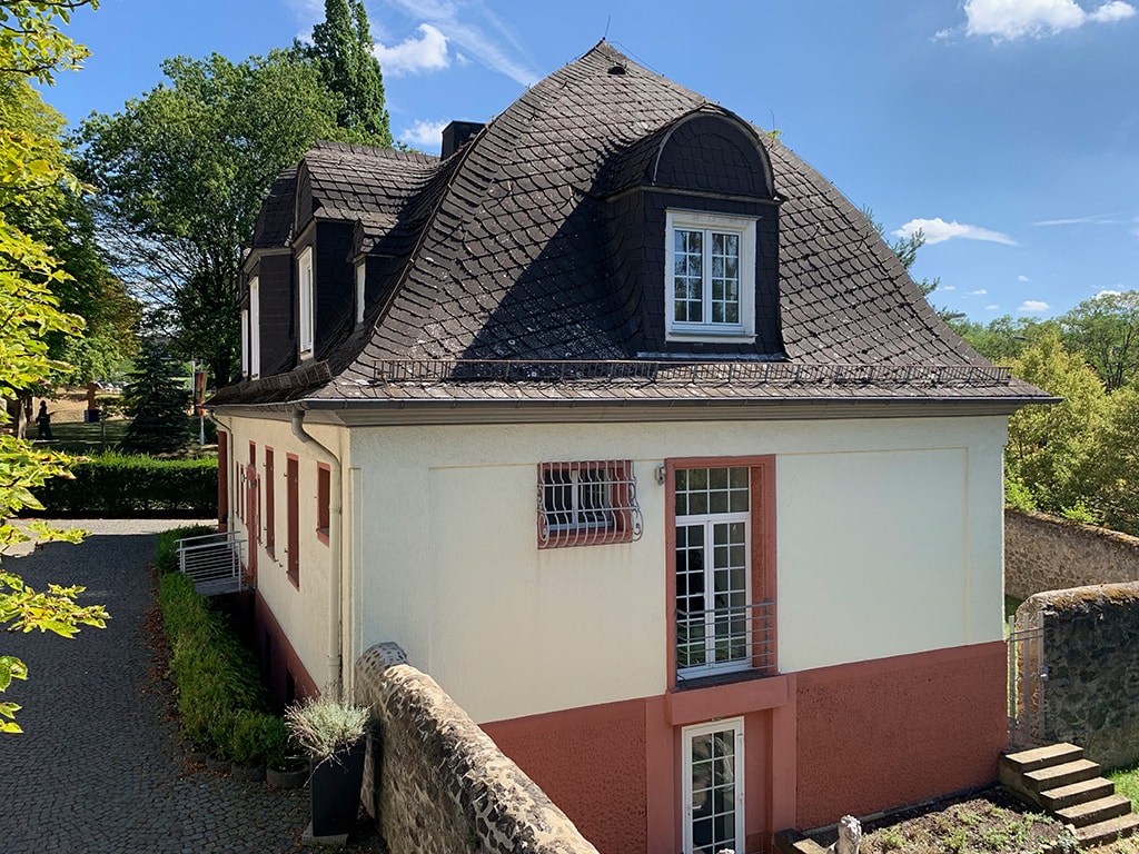 Blick auf Haus und Garten